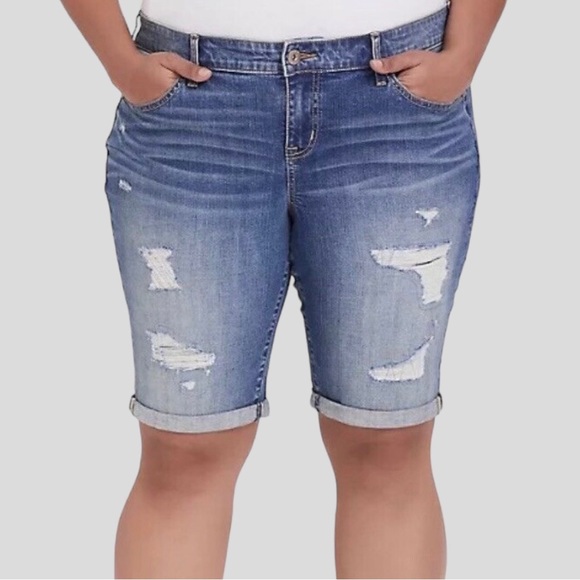 TORRID Boyfriend Bermuda Vintage Stretch - Medium Wash - Picture 3 of 11